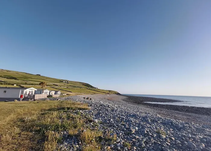 Snowdonia Sunbeach Holiday Sea And Mountain View